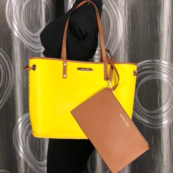 Michael Kors Reversible Large Tote & Wristlet - Picture 7 of 8